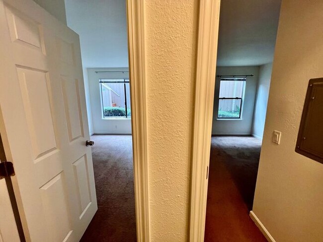 Building Photo - 2 bedroom 1 bath condo for rent!