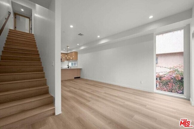 Building Photo - 2001 Vista Del Mar Ave