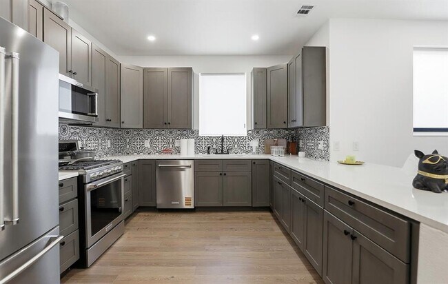 Building Photo - 1208 W Oltorf St