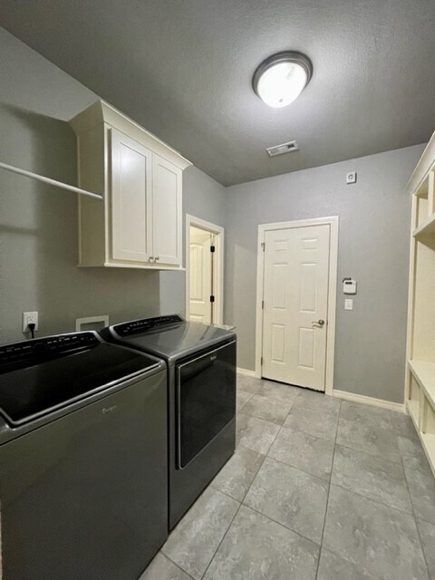 Building Photo - 2903 SW Briar Creek Ave