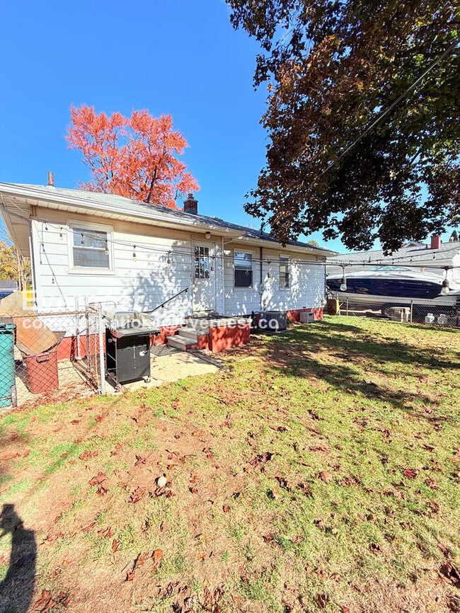 Building Photo - 3 Bed/1 Bath Home with Fenced Yard / Pet-Friendly / Vouchers Accepted / Available Now!