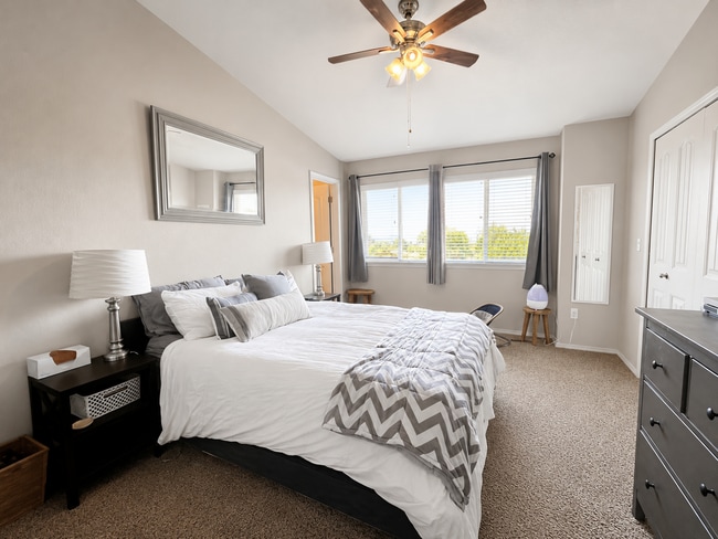 Building Photo - Stunning 3-bedroom townhouse with breathtaking Pikes Peak views!