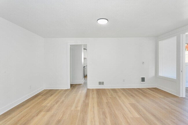 Building Photo - Beautiful 3 bd home close to the hospital