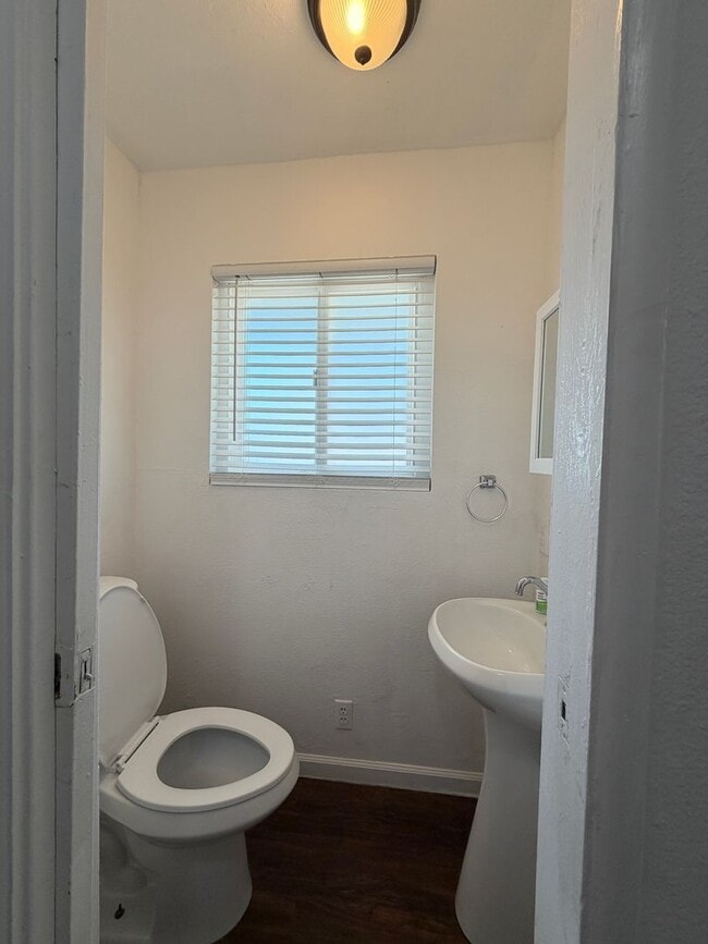 Building Photo - Charming 2-Bed, 1.5-Bath Home with 2-Car Garage in Hesperia, CA!