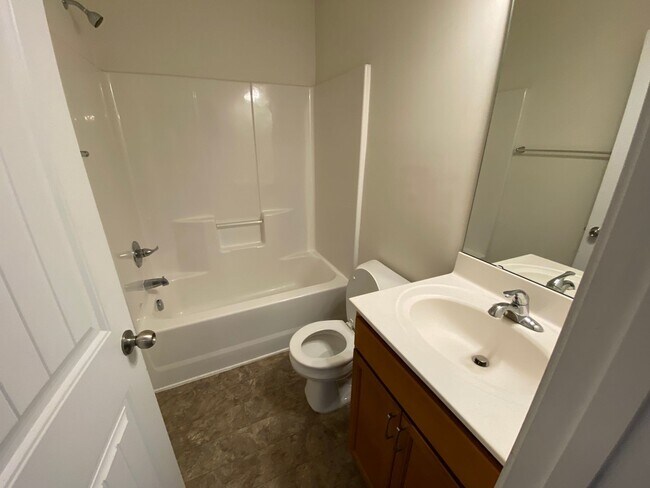 Building Photo - Room in 4 Bedroom Home at Bluegrove Rd