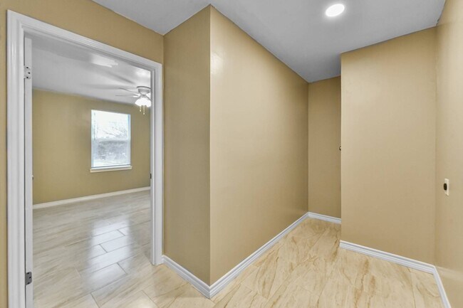 Building Photo - 1106 Brewster Ave