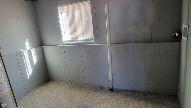 Building Photo - 4 Bedroom, 1.75 Bathroom - Freshly Updated! Available Now!