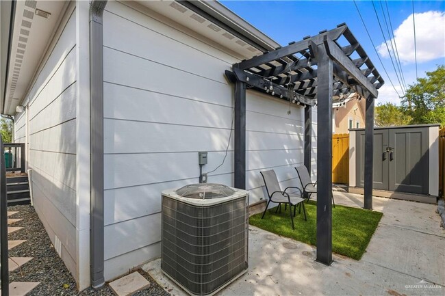 Building Photo - 17 Melanie Dr