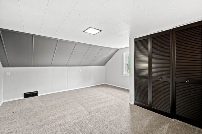 Building Photo - Stunning 3 bedroom home in Carrick available May 15!