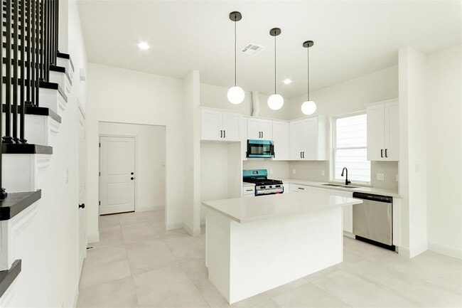 Building Photo - 4006 Bennington St
