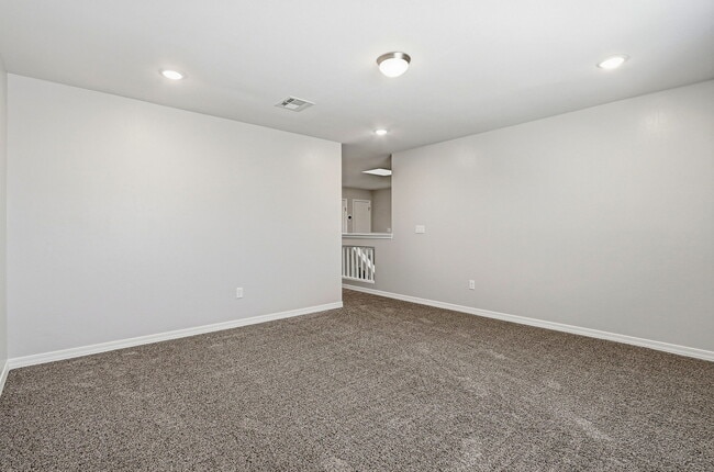 Building Photo - 629 La Entrada Cir