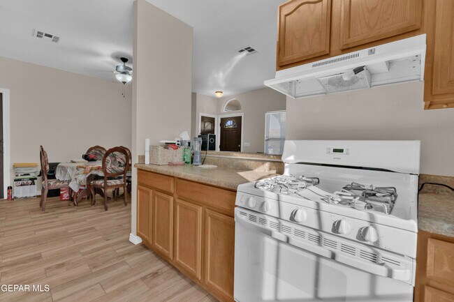Building Photo - 621 Maravillas St