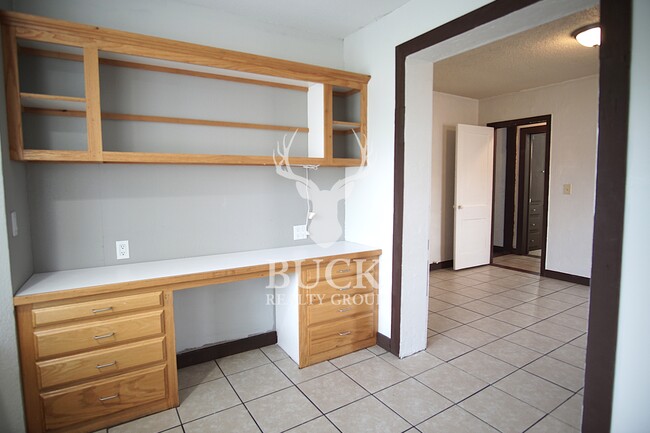 Building Photo - 211 E Harmon Dr