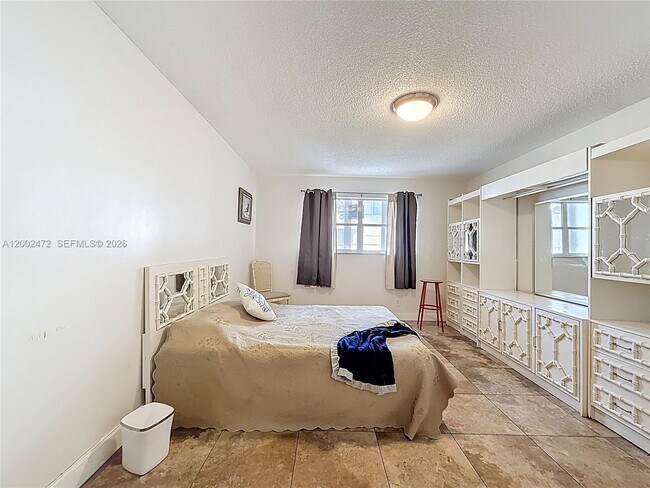 Building Photo - 410 SE 2nd St