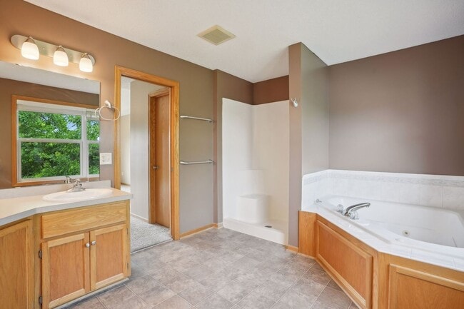 Building Photo - Gorgeous Single Family Home - June 1st Mov...