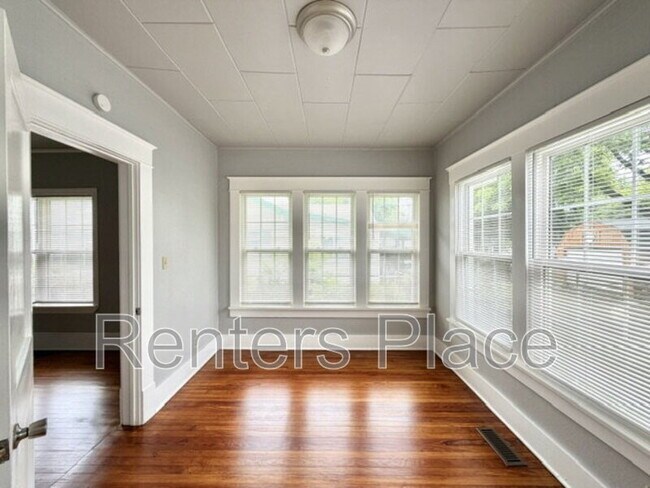 Building Photo - 204 S Birch St