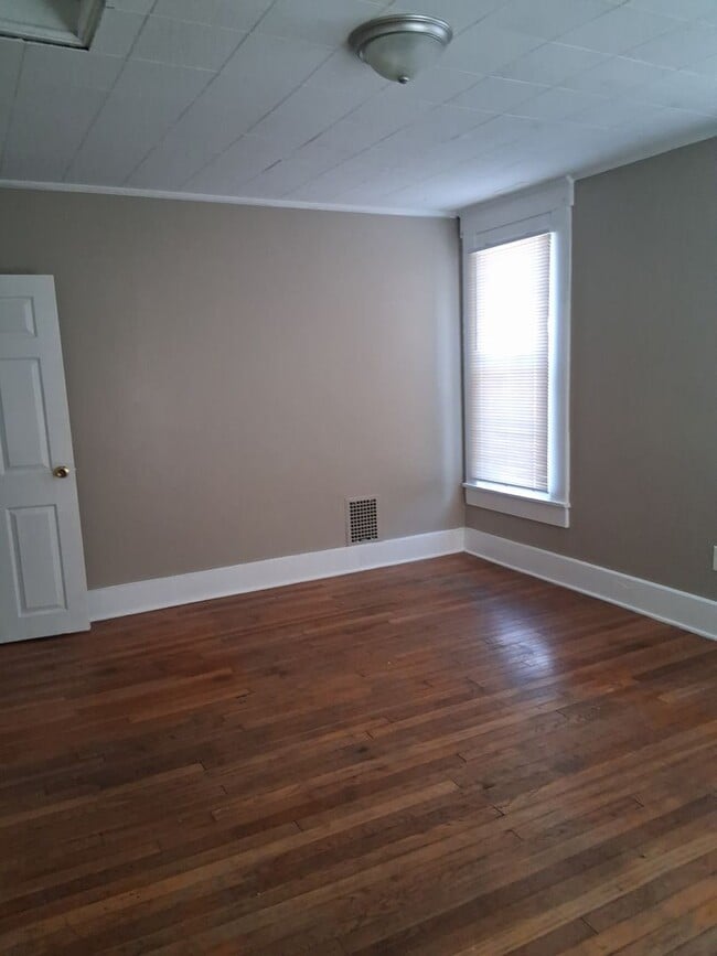 Building Photo - Charming Newly Renovated Spacious Double