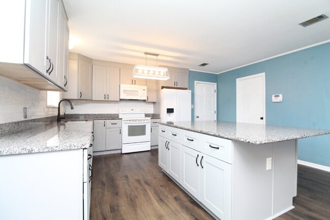 Building Photo - Beautiful 3BR Home in North Hill – Special: ½ Off Deposit for Active-Duty Military!