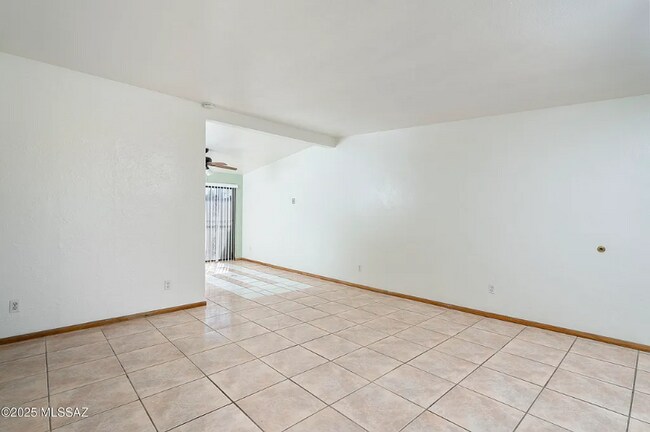 Building Photo - 803 E Holaway Dr