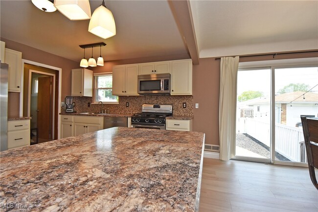 Building Photo - 37 E Meadowlawn Blvd