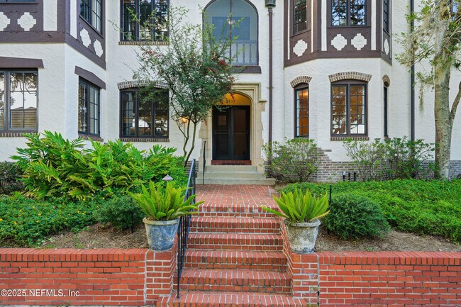 Building Photo - 3319 Pine St