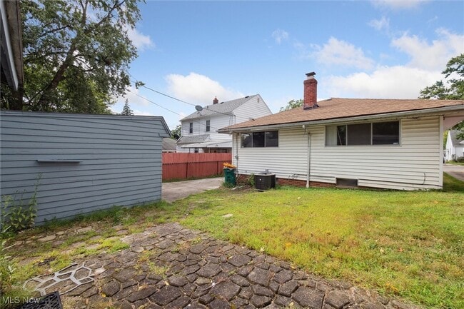 Building Photo - 5339 Elmwood Ave