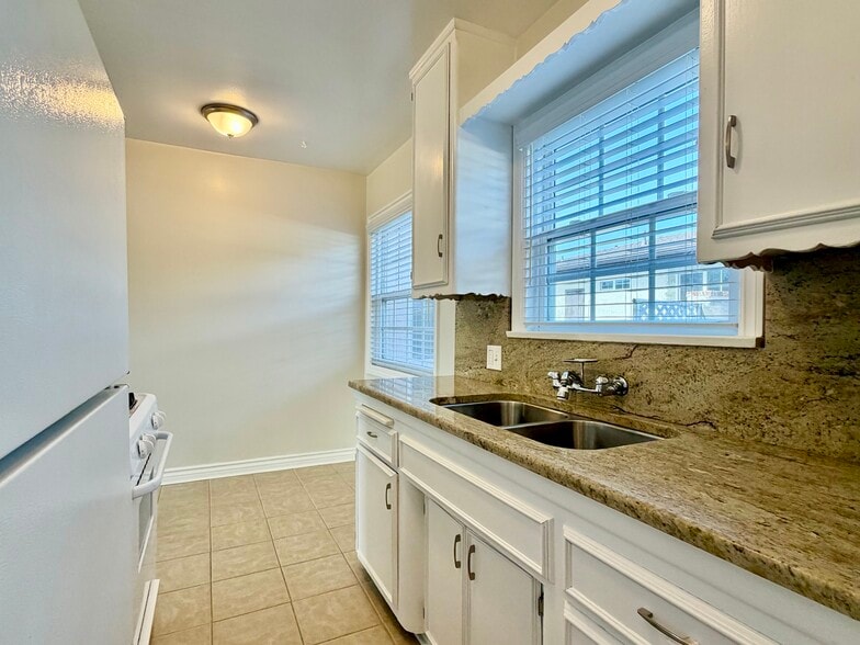 Building Photo - 982 W Hamilton Ave