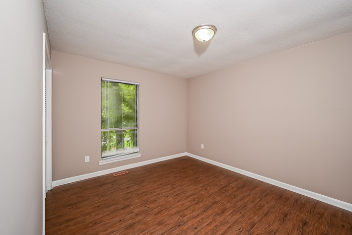 Building Photo - 1800 Lyle Dr