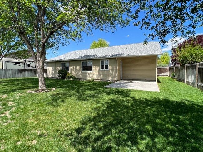 Building Photo - Beautiful 3 bed 2 bath home in the Haven Cove Subd just off Cherry Ln and N Ten Mile Rd