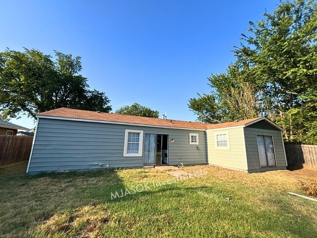 Building Photo - 4 Bedroom Home in Lawton — Available Now