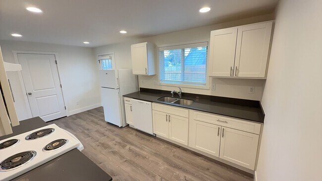 Building Photo - Cozy upgraded 2 bedroom duplex w/ attached 1 car garage in Lakewood available now!