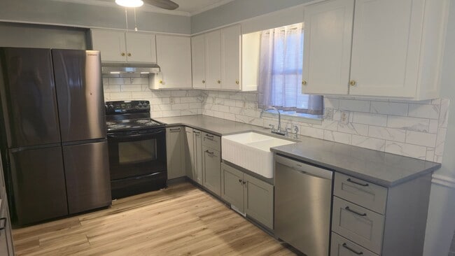 Building Photo - 4 Bedroom