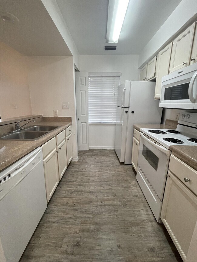 Building Photo - 202 Riverbend Dr