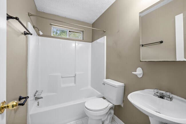 Building Photo - 110 Hunters Glen