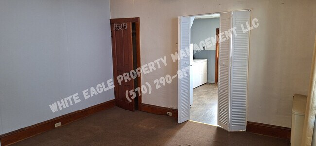 Building Photo - 315 William St