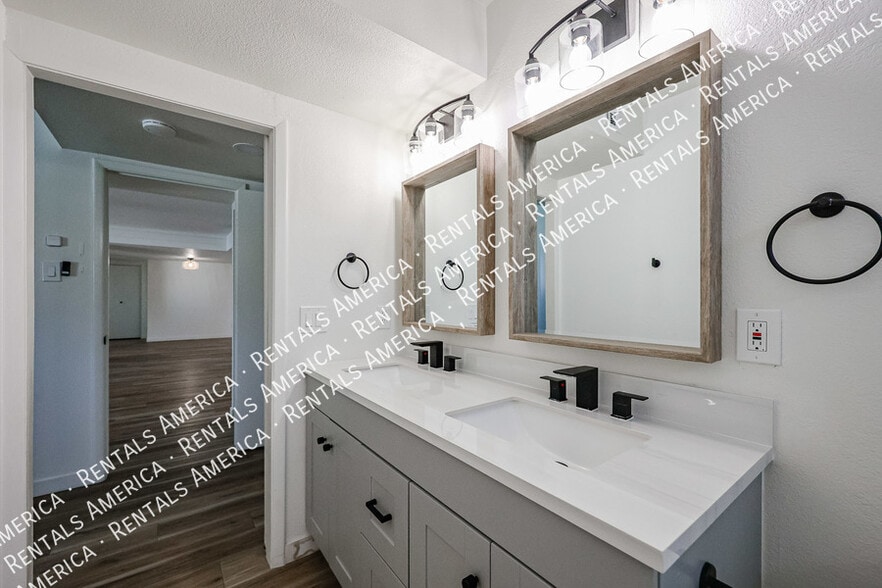 Building Photo - 1430 E Bell De Mar Dr