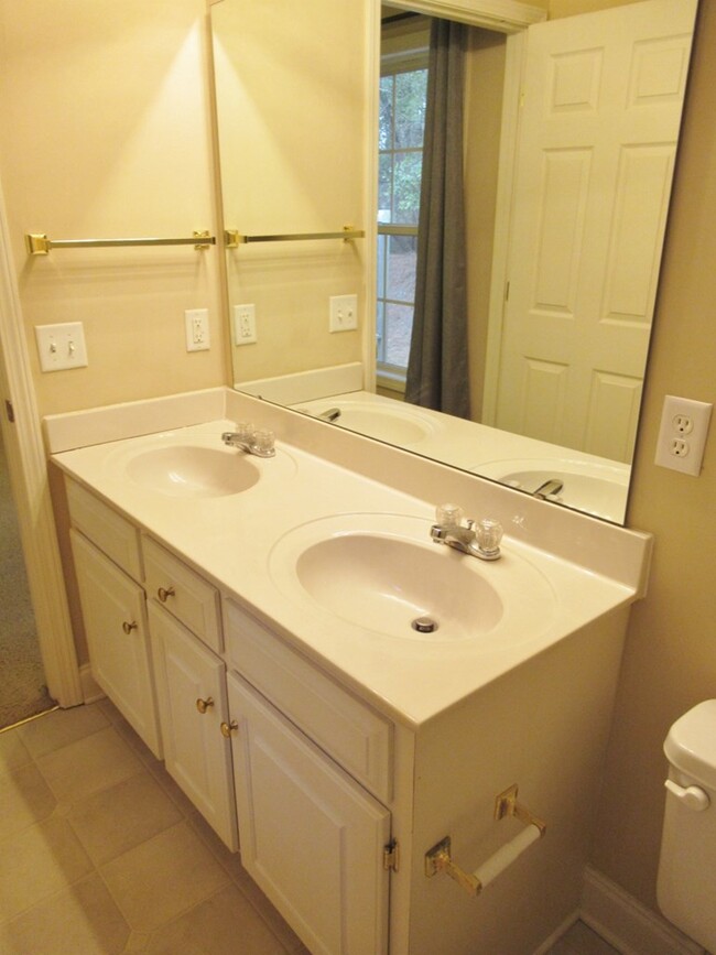 Building Photo - 3760 Beacon Dr