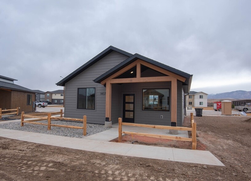 Building Photo - 1407 Windsor Dr