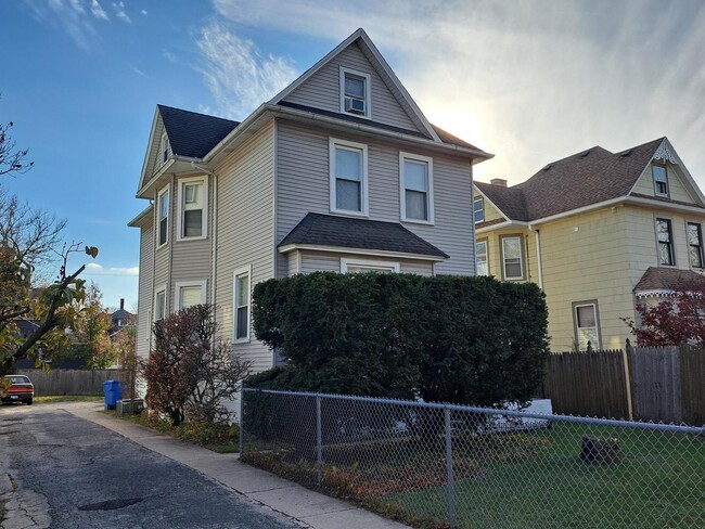 Building Photo - 1509 W Greenleaf Ave