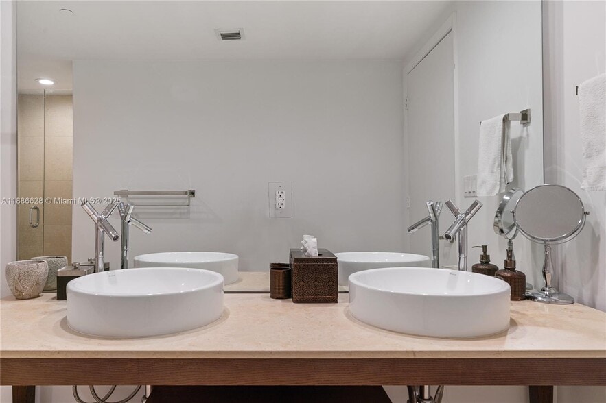 Building Photo - 495 Brickell Ave