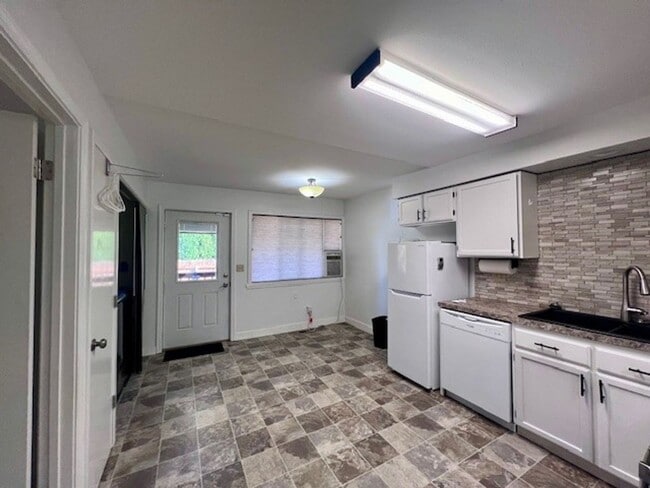 Building Photo - Cute 1 Bd 1 Ba Duplex in Beautiful Blaine!