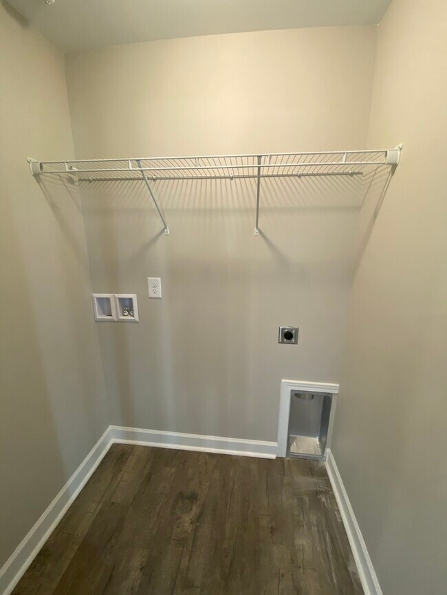 Building Photo - $500 OFF FIRST MONTHS RENT!