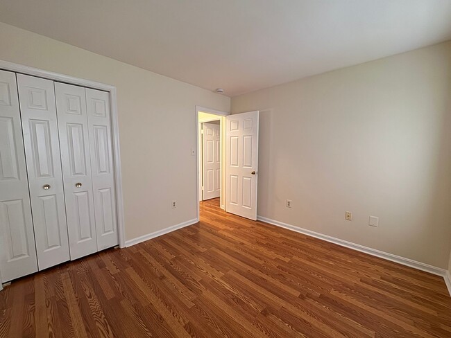 Building Photo - Well-Maintained 3 Bed 3.5 Bath Townhome Wi...