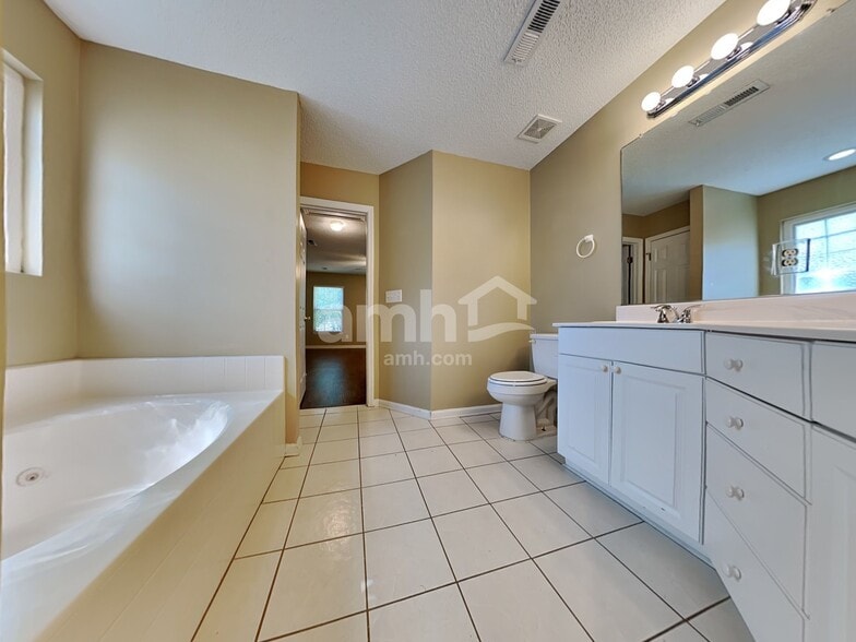 Building Photo - 132 Jupiter Ln