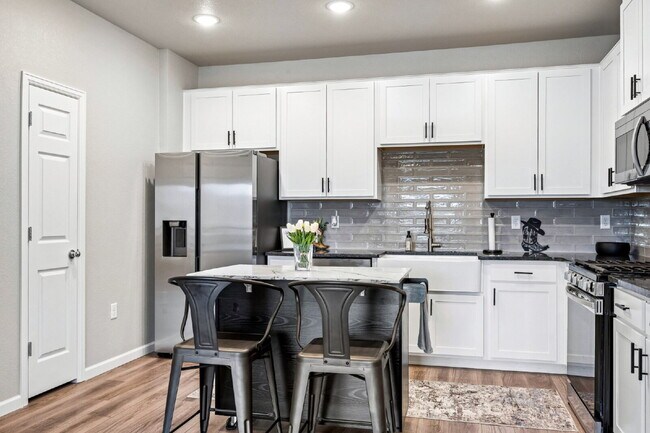 Building Photo - "Charming 2-Bed, 2-Bath Condo Retreat in Littleton - 870 Sq Ft of Cozy Elegance!"