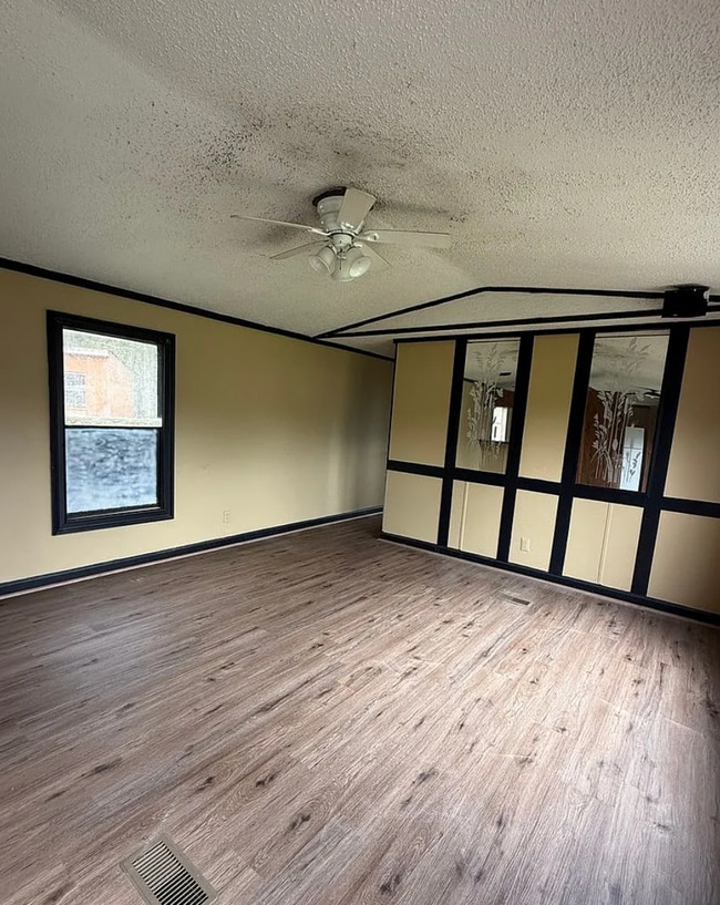 Building Photo - 2 bed, 2 bath mobile home for rent in Beauregard