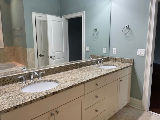 Building Photo - Fabulous Three Bedroom Home in Antiquity