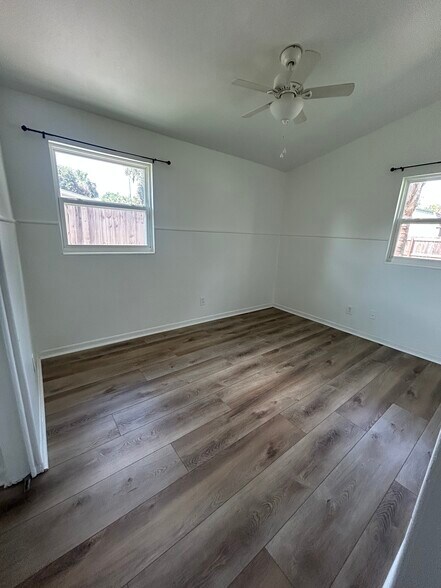 Building Photo - 2856 Tulip Cir E