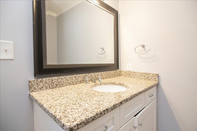 Building Photo - Beautiful 3/2.5 w/ Office Minutes From Airport and Woodward Academy!