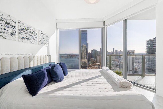 Building Photo - 2900 NE 7th Ave